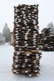 Originale dunkle Dachbodenbretter