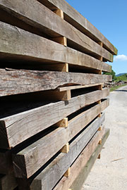 Abgelagerte und trockene Balken und Kanth�lzer aus neuem Eichenholz bei Knapp Historische Baustoffe GmbH